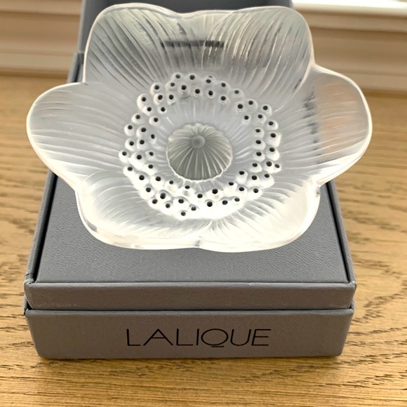 Lalique ~ Anemone flower crystal paperweight - Picture 8 of 9